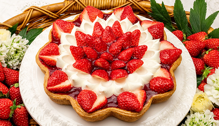 輪花型 “紅ほっぺ”とホワイトチョコのチーズスフレタルト