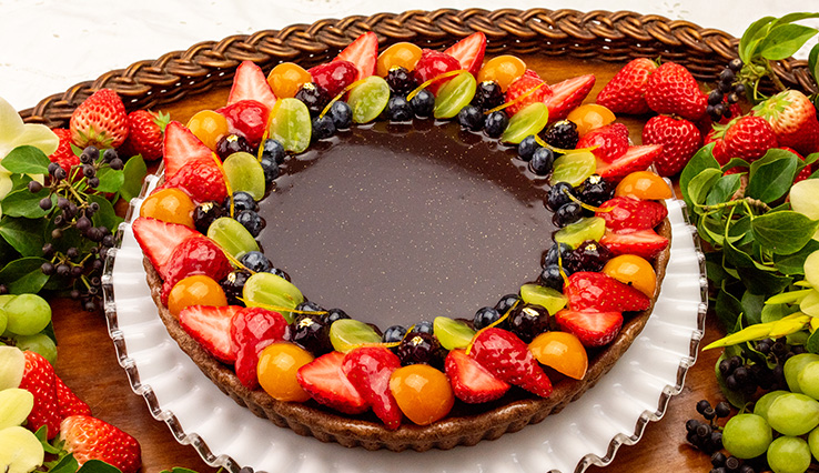 色とりどりのフルーツとチョコレートクリームのタルト